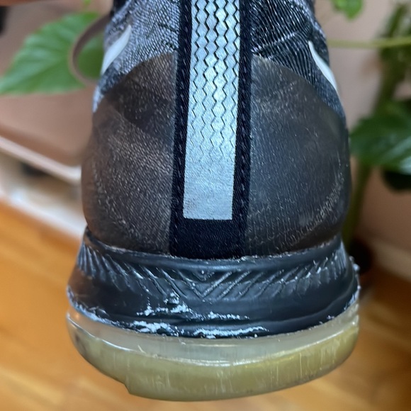 Mid top Black and Gray Nike Zoom - Picture 5 of 6